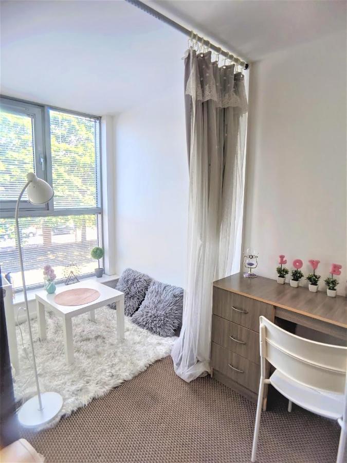Large 3 Bedrooms In Liverpool City Centre, Free Parking Bagian luar foto